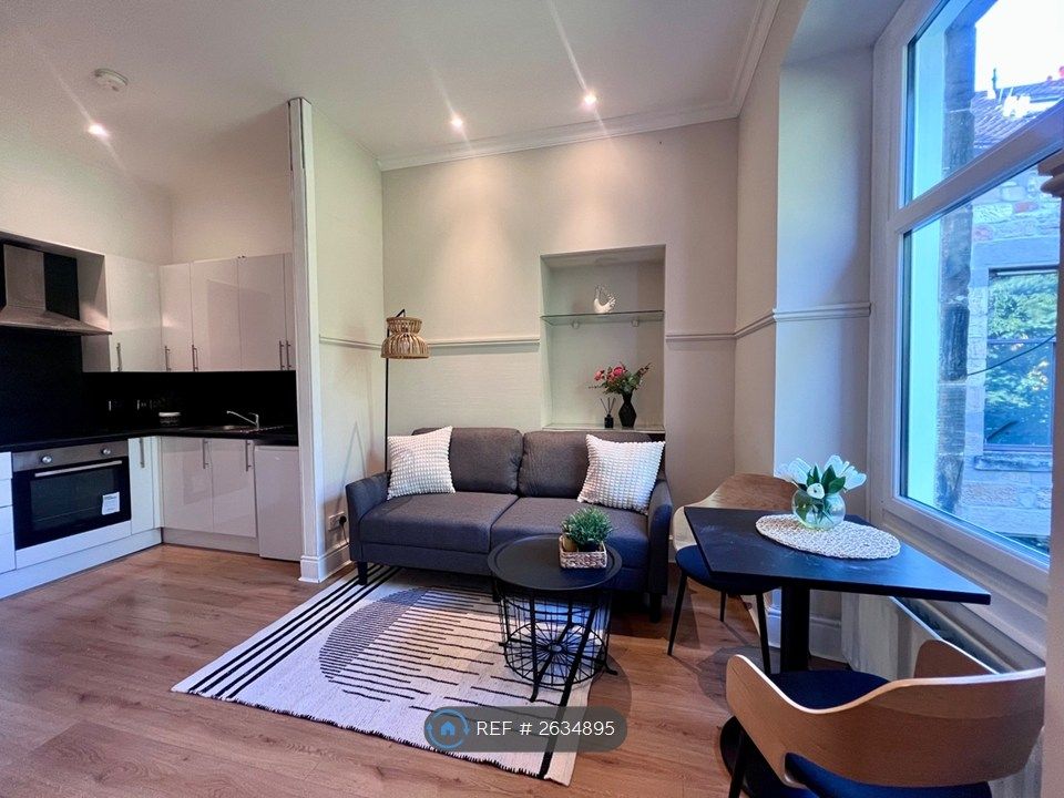 Property photo 2 of 11 Kitchen Lounge