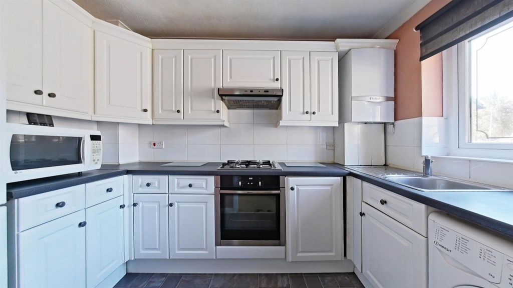 Property photo 3 of 9 Kitchen