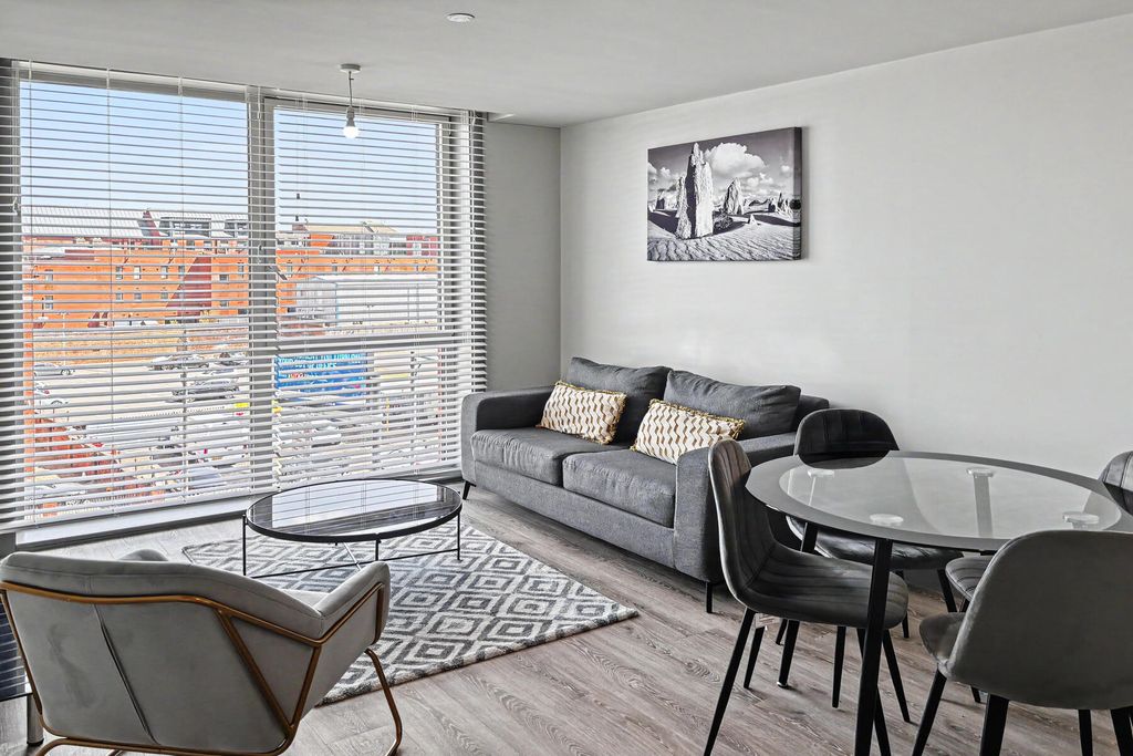 Property photo 3 of 8 Jq Rise - Lounge
