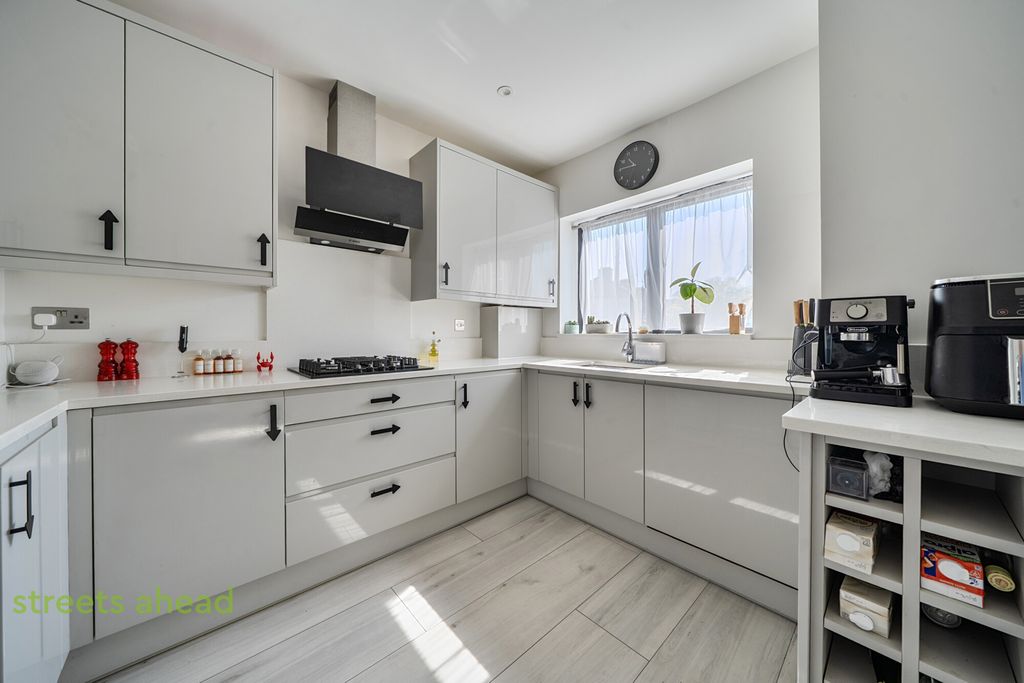 Property photo 3 of 19 c265A681-8E13-403...