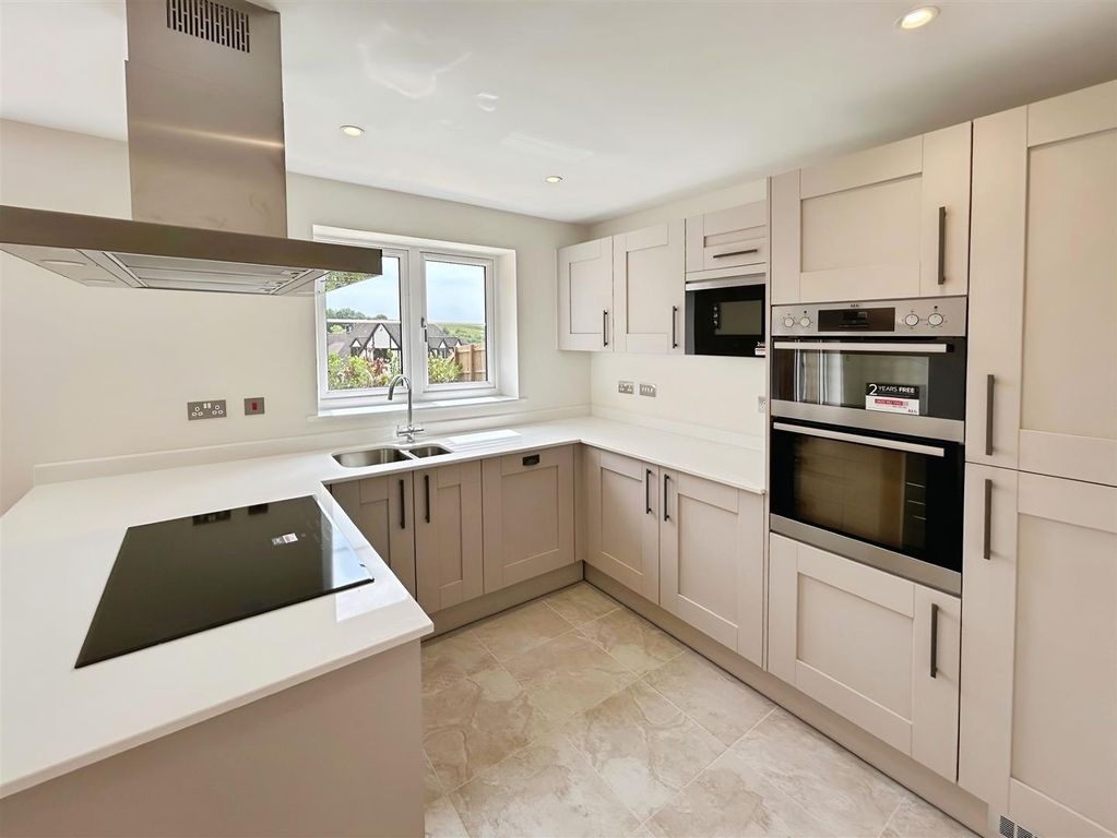 Property photo 1 of 11 Kitchen
