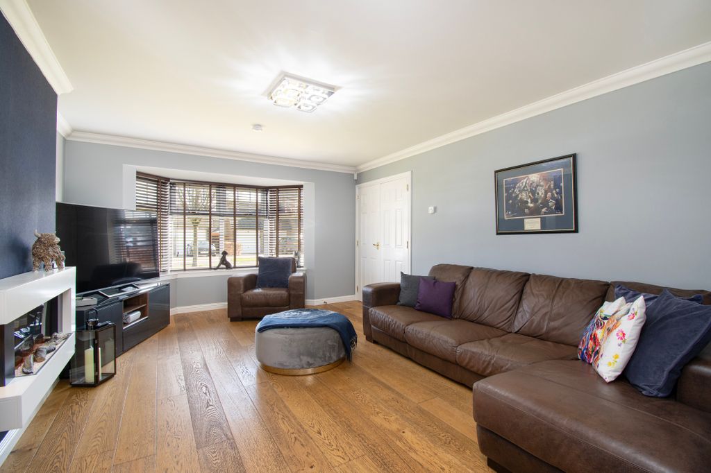 Property photo 2 of 32 Lounge