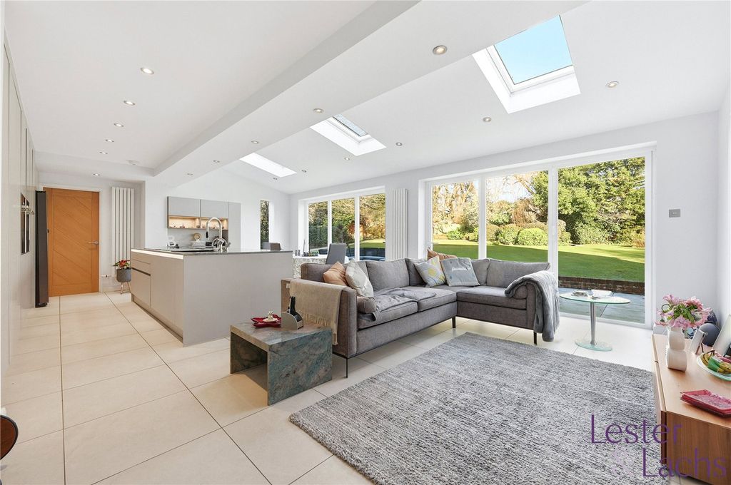 Property photo 2 of 34 Picture No. 27