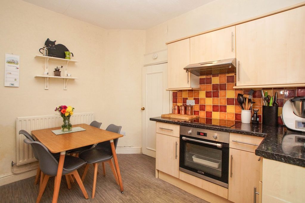 Property photo 3 of 11 Kitchen