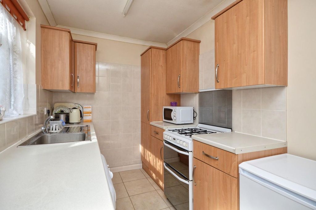 Property photo 3 of 10 Kitchen