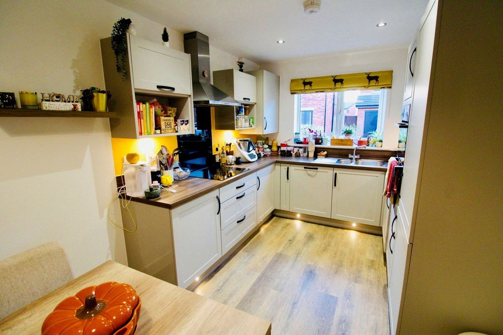 Property photo 3 of 17 Dining Kitchen