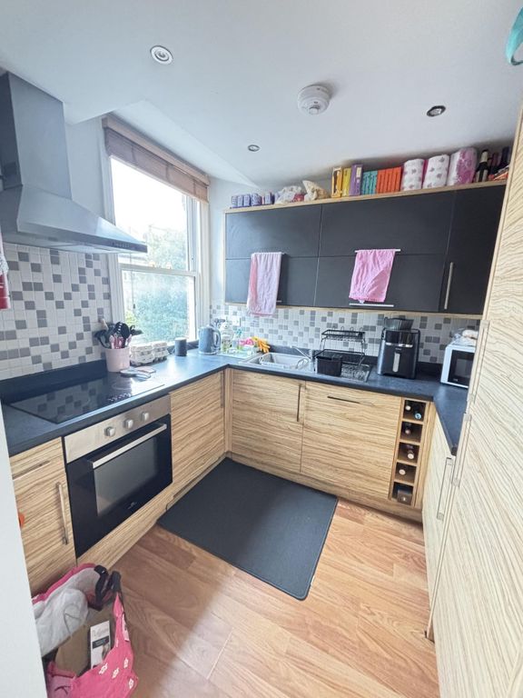 Property photo 1 of 10 A Modern, Well-Maintained Kitchen With Ample Stora...