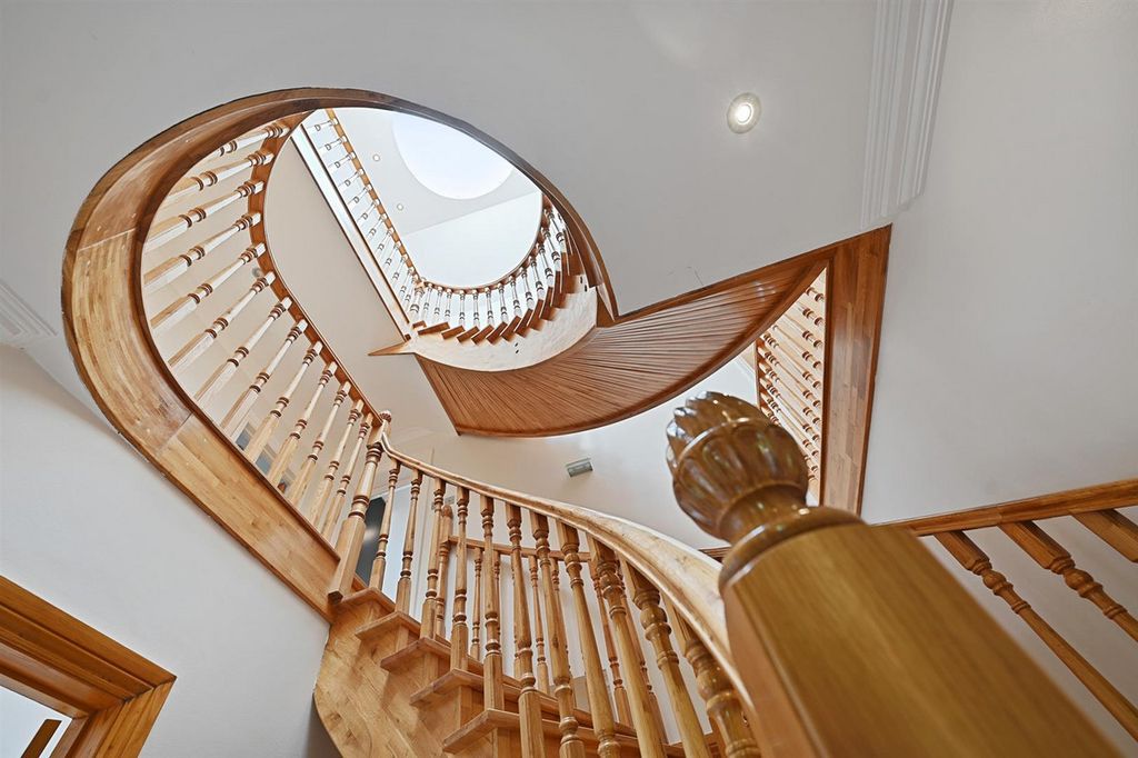 Property photo 1 of 36