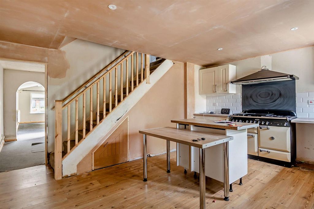 Property photo 2 of 12 8658287-Interior23-800.Jpg