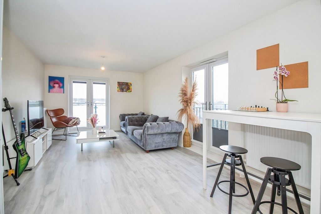 Property photo 2 of 21