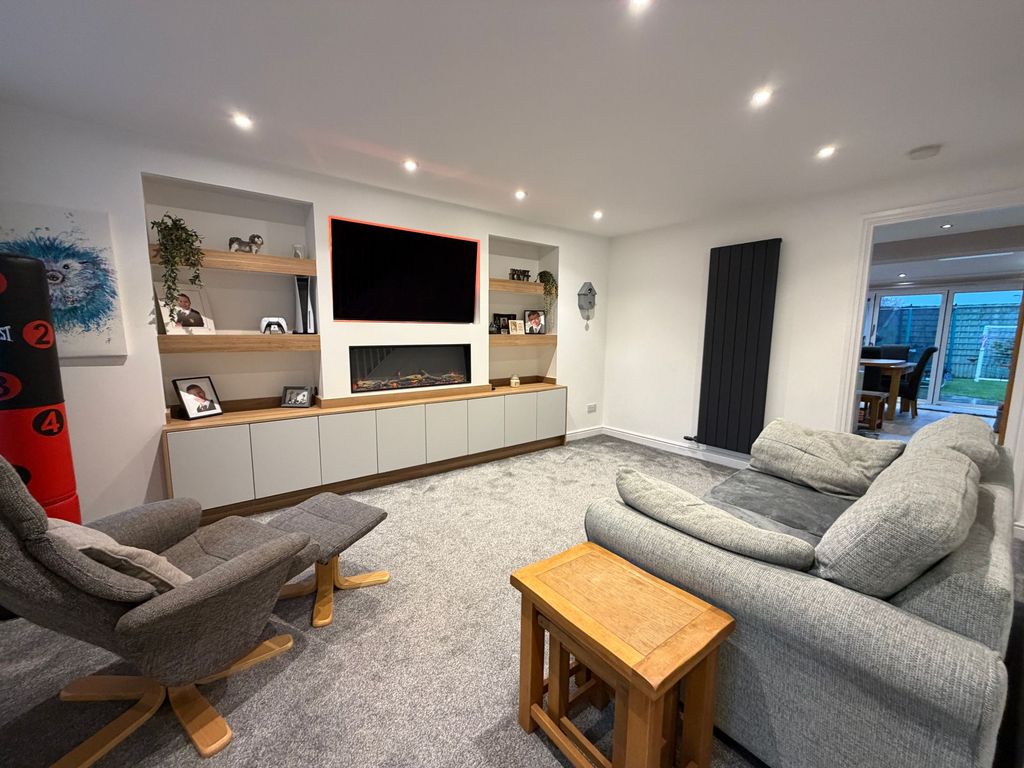 Property photo 2 of 18 Lounge