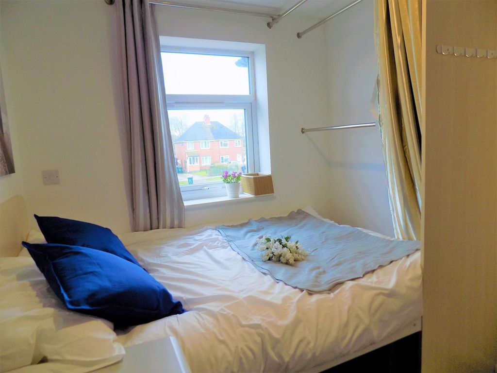 Property photo 3 of 32 Cozy Double Bedroom Featuring A Comfortable Bed Wi...