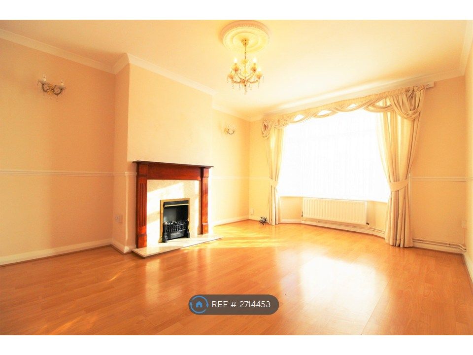 Property photo 3 of 12 Lounge