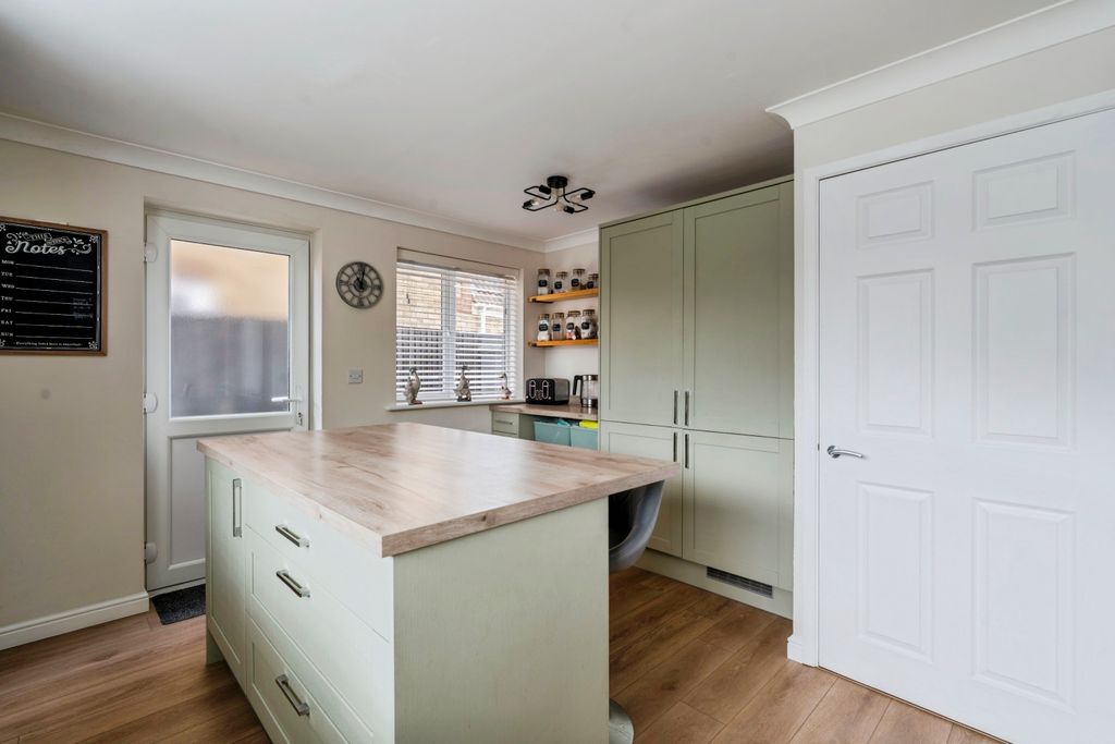 Property photo 3 of 19 Kitchen/Breakfast