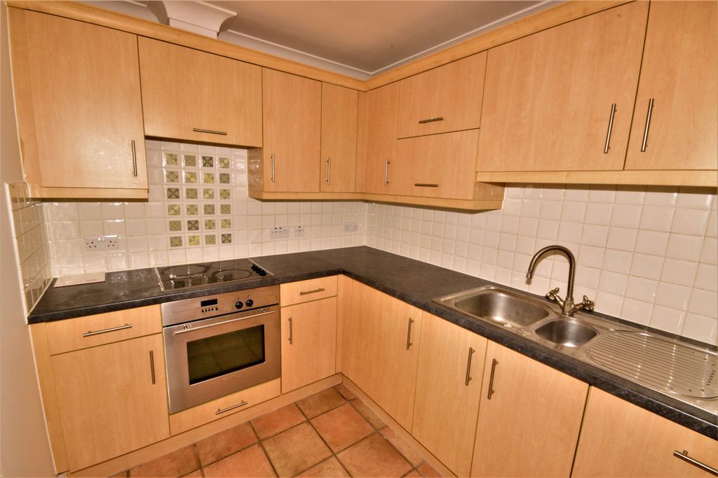 Property photo 3 of 10 Kitchen