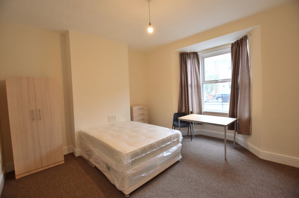 Property photo 3 of 12 Bright, Simply Furnished Double Bedroom With A Lar...