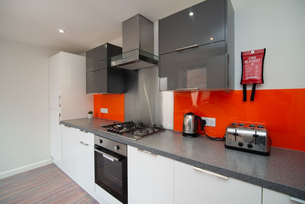 Property photo 2 of 20 7 Queen Anne Kitchen 1