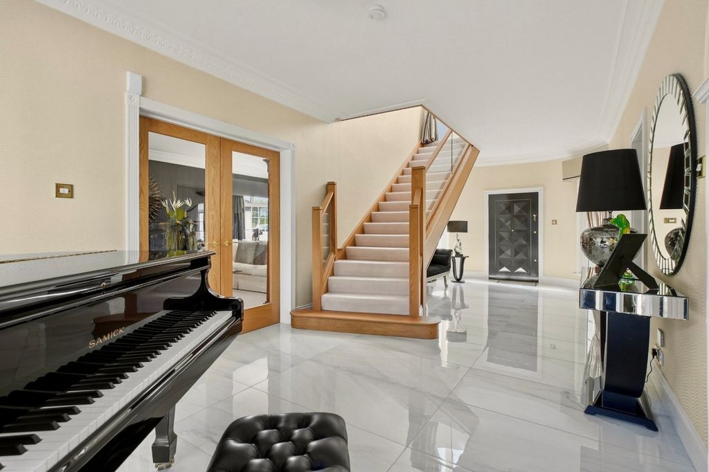 Property photo 3 of 28 Foyer