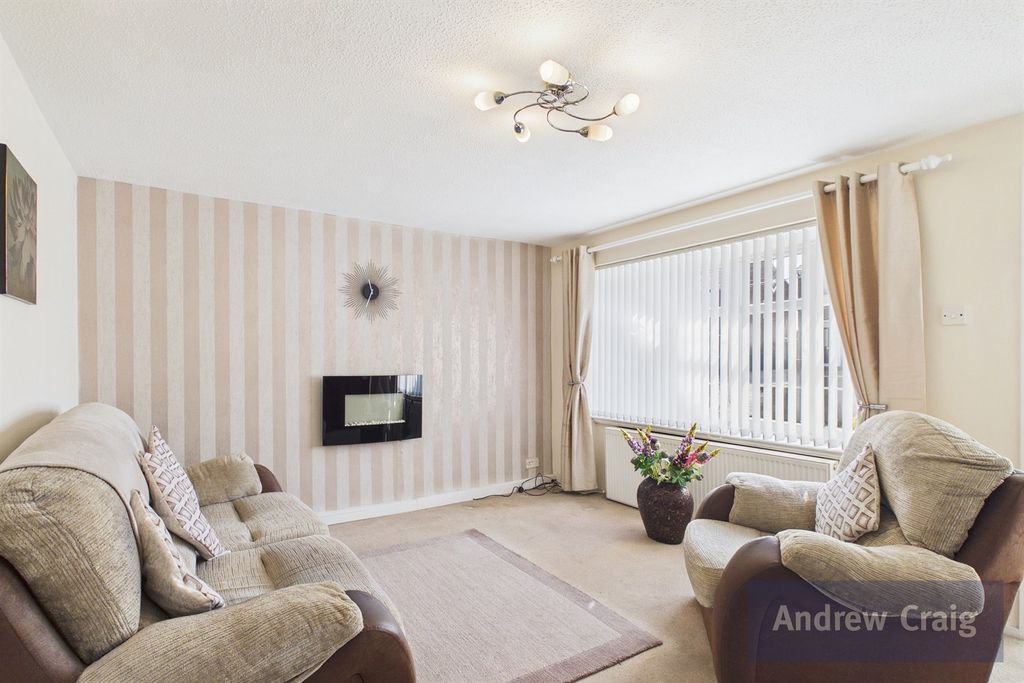 Property photo 2 of 18 Lounge