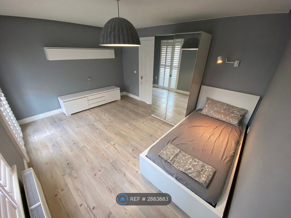Property photo 2 of 11 Available 2 Bed With Balcony And Parking Space