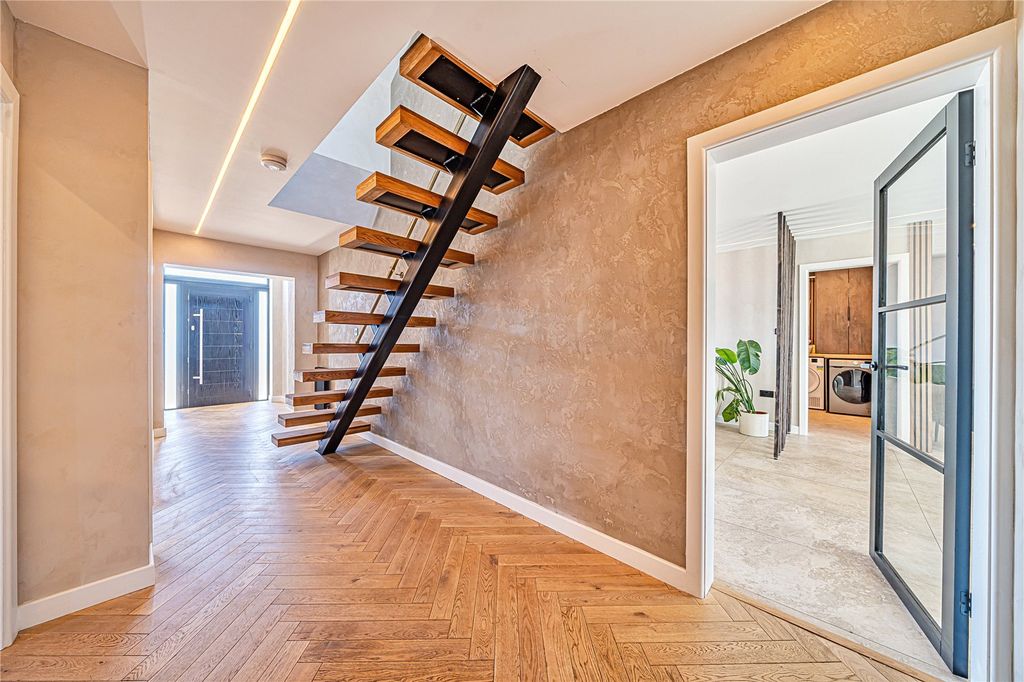 Property photo 3 of 33 Entrance Hall