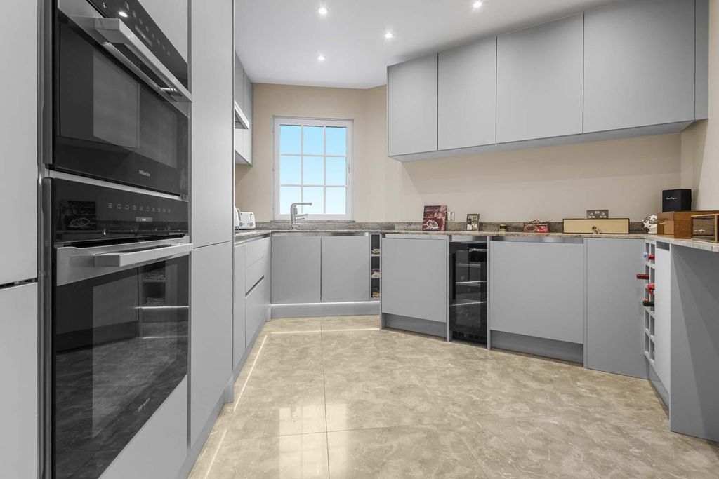 Property photo 3 of 20 Kitchen