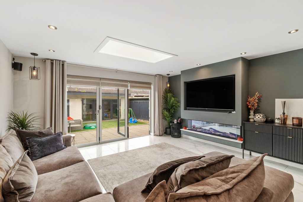 Property photo 2 of 21