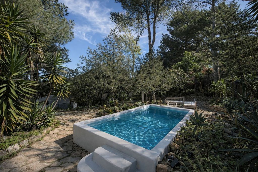 Property photo 2 of 37