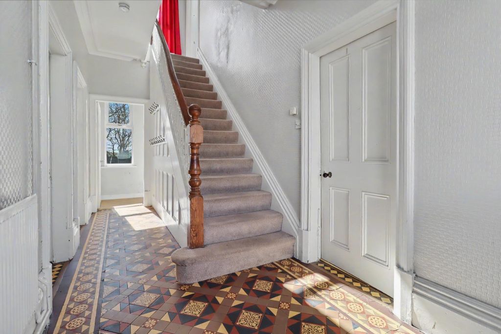 Property photo 3 of 18 Hallway