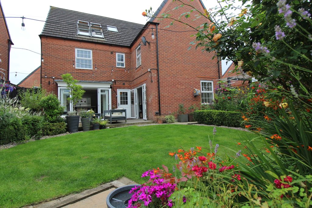 Property photo 2 of 27 Rear Garden