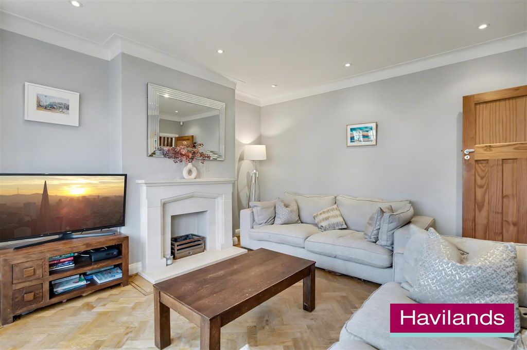 Property photo 3 of 22 54 Cheyne Walk N21 1De-20.Jpg