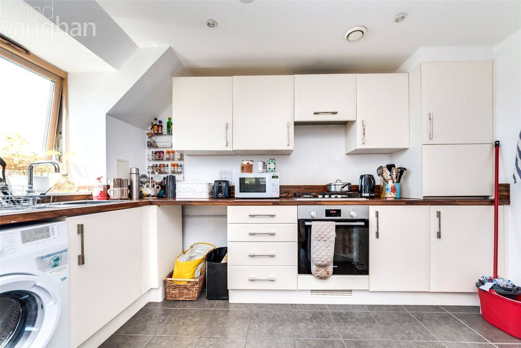 Property photo 3 of 9 Kitchen