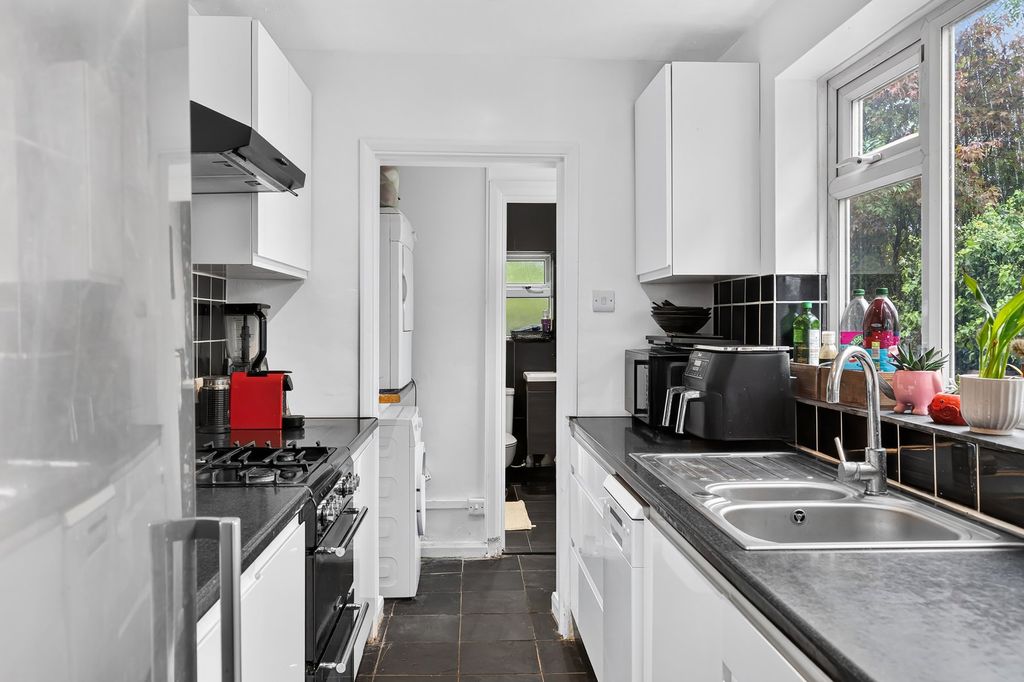Property photo 2 of 19 Kitchen