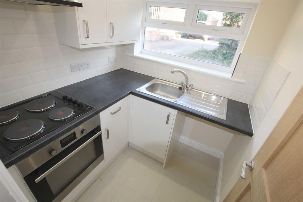 Property photo 3 of 7 Fitted Kitchen: