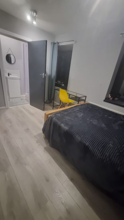 Property photo 2 of 16 Studio 3- £1100 Available From 11/12/2025