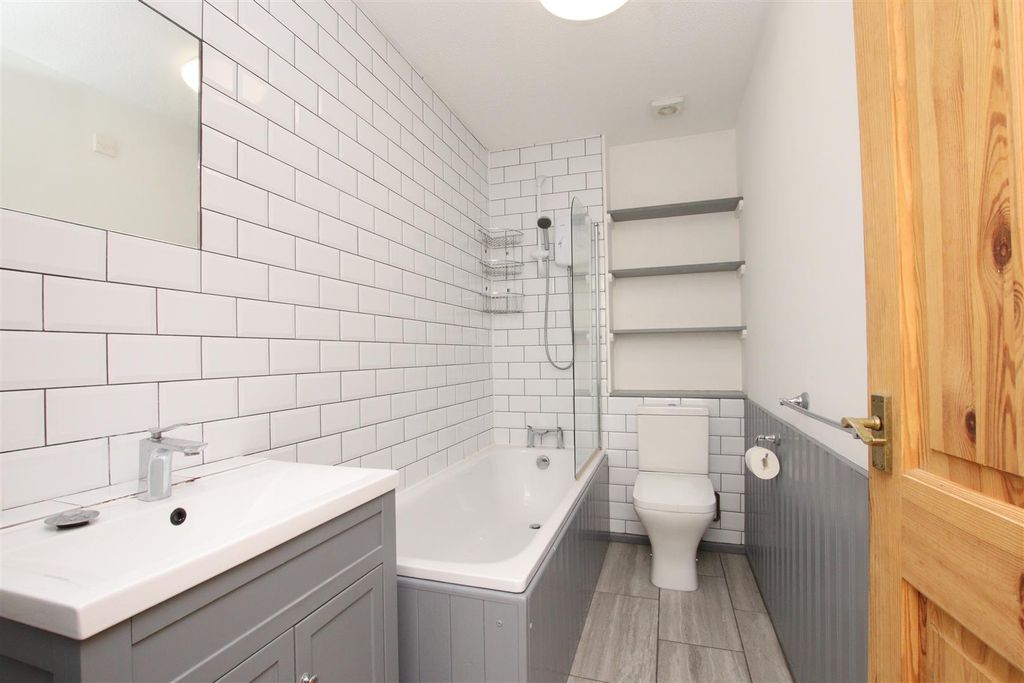 Property photo 3 of 9 Bathroom.Jpg