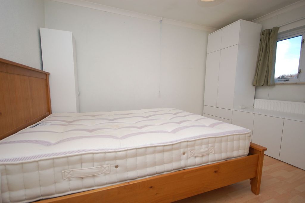 Property photo 3 of 7 Bed 1