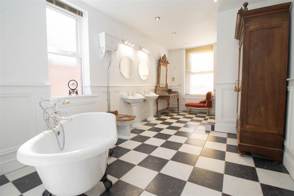 Property photo 3 of 26 Bathroom