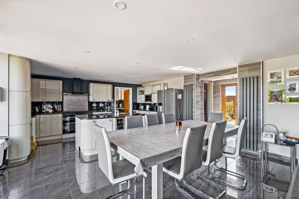 Property photo 3 of 33 66.Jpg