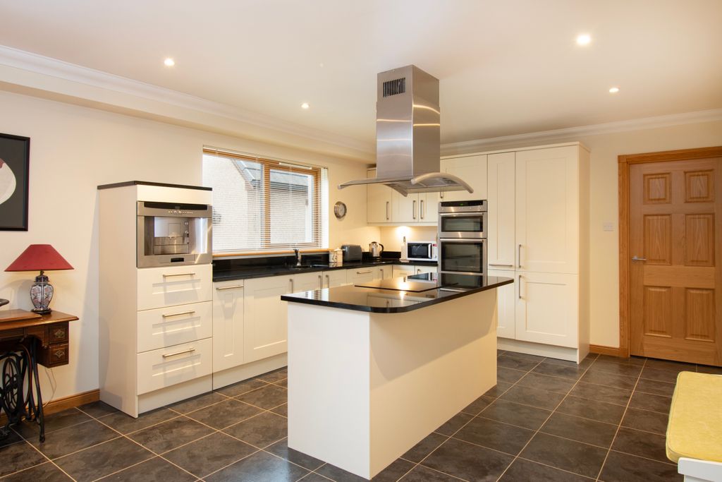 Property photo 3 of 33 Kitchen