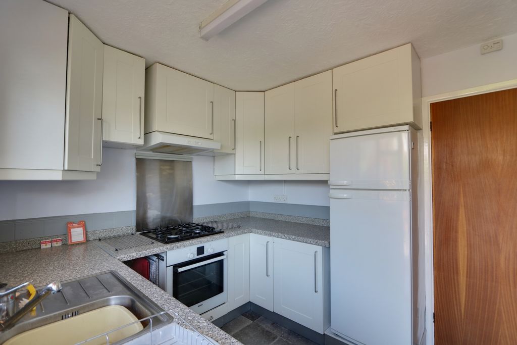 Property photo 3 of 19 Kitchen 2