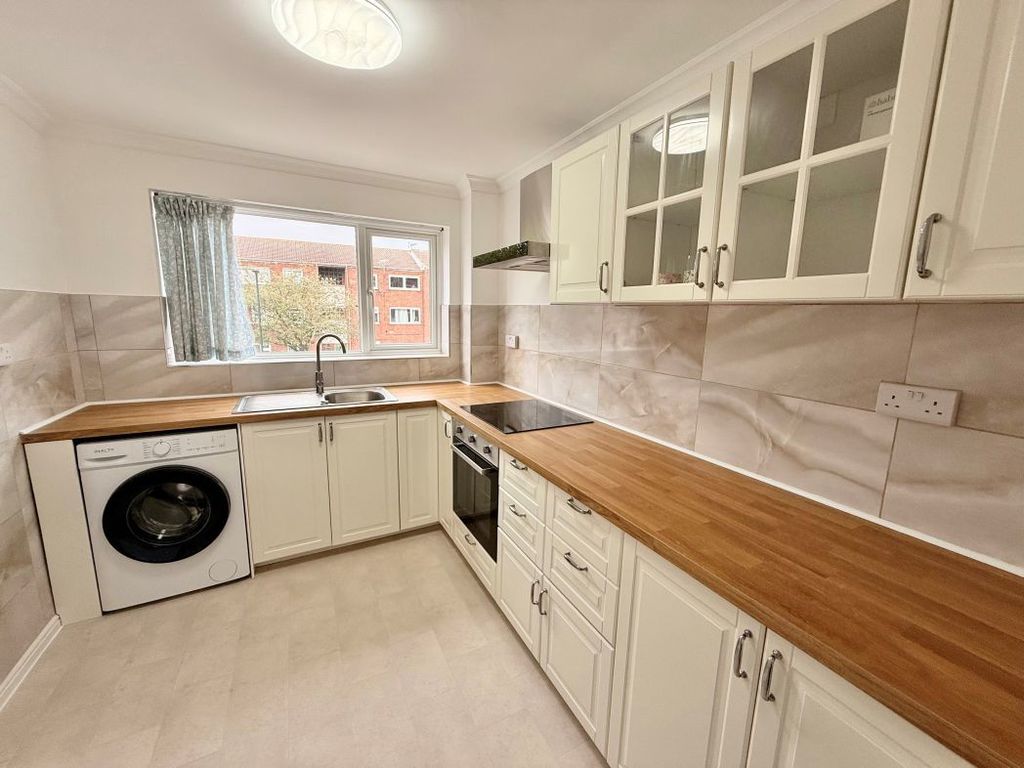 Property photo 3 of 11 Kitchen