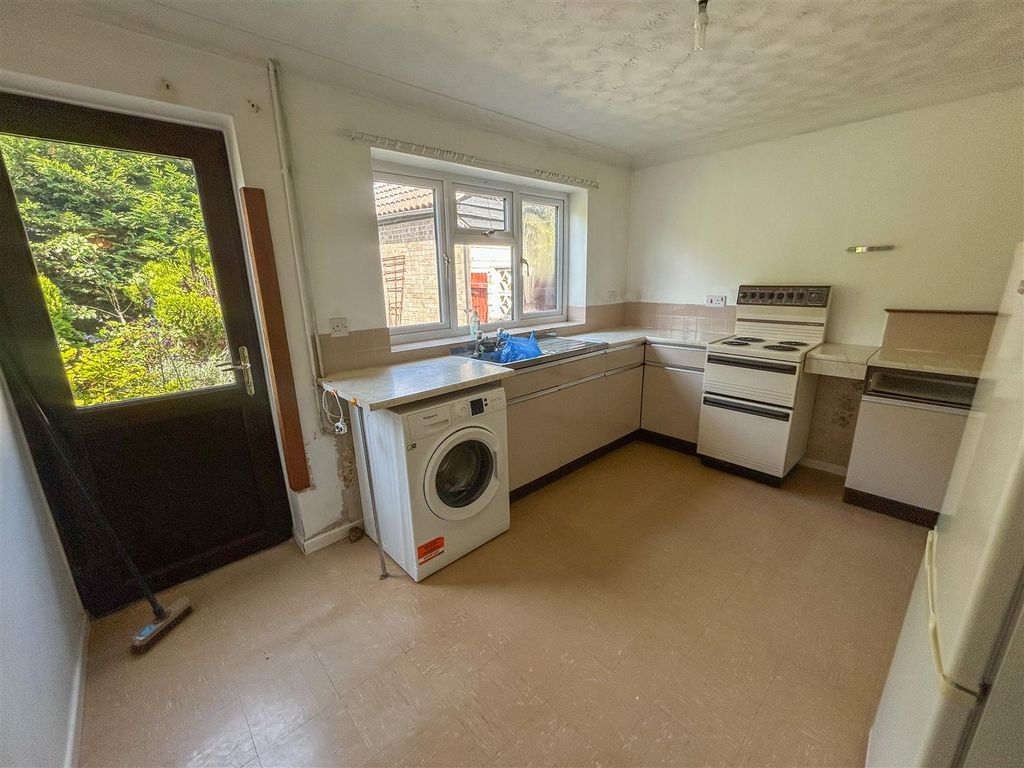 Property photo 3 of 14 Kitchen