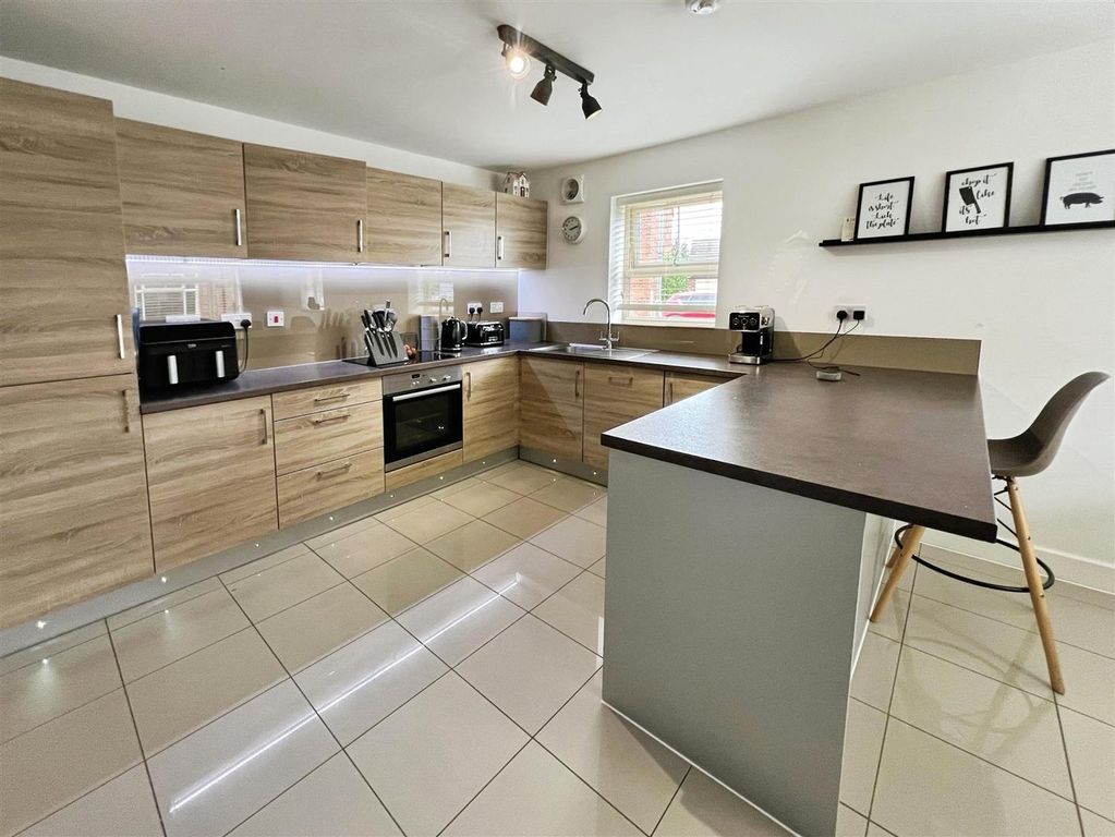 Property photo 3 of 19 Dining Kitchen