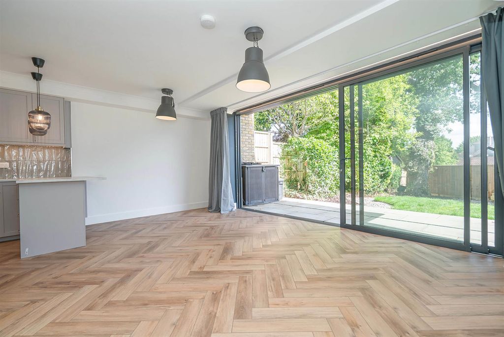 Property photo 2 of 18 Rear Reception c.Jpg