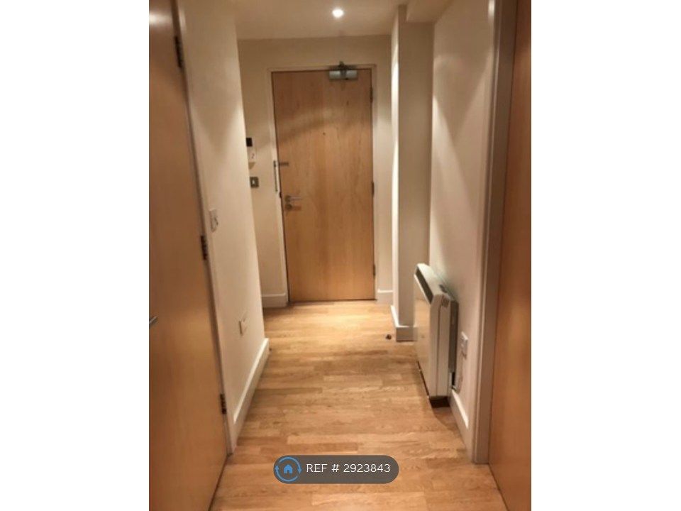 Property photo 3 of 7 Hall