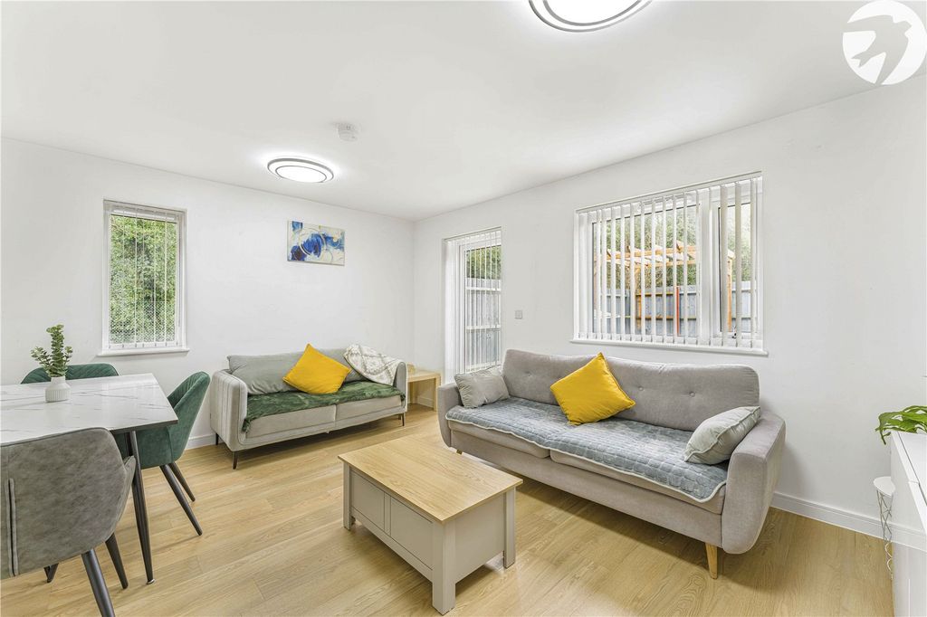 Property photo 2 of 23 Lounge/Dining