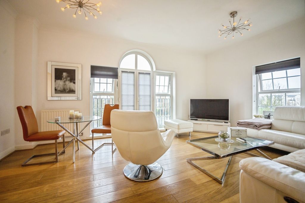 Property photo 2 of 20 Lounge