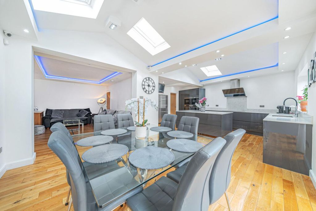 Property photo 3 of 16 Picture 3