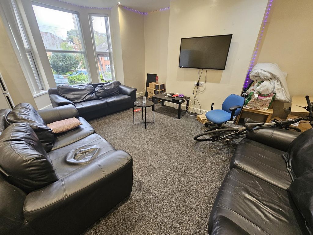 Property photo 1 of 21 A Spacious And Well-Maintained Living Room Featuri...